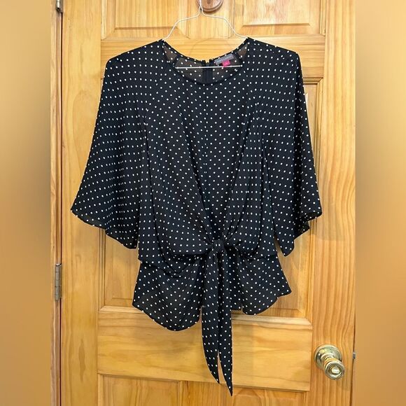 Beautiful black with white polka dot pattern Vince Camuto size small blouse - Picture 1 of 4
